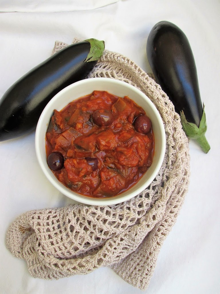 Molho de berinjela para macarrão com azeitonas pretas