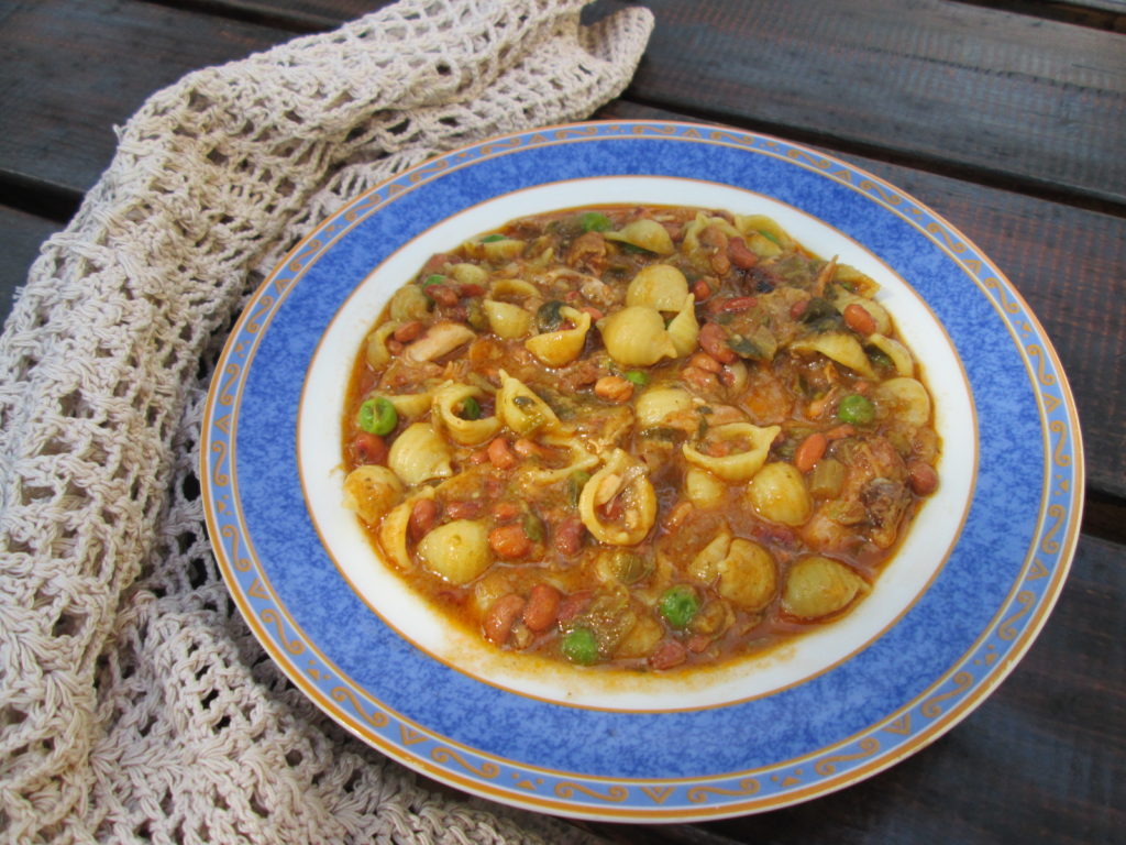 Sopa de feijão com legumes e macarrão - Culinária direto da Itália Sopa