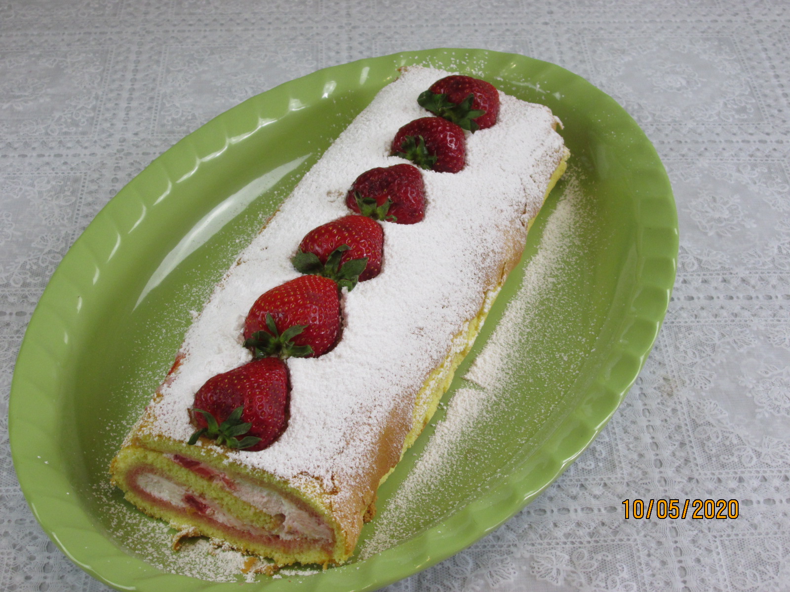 Rocambole de morango e chantilly