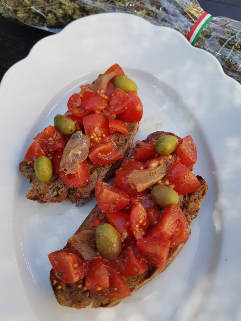 Bruschette de tomates, anchovas e azeitonas