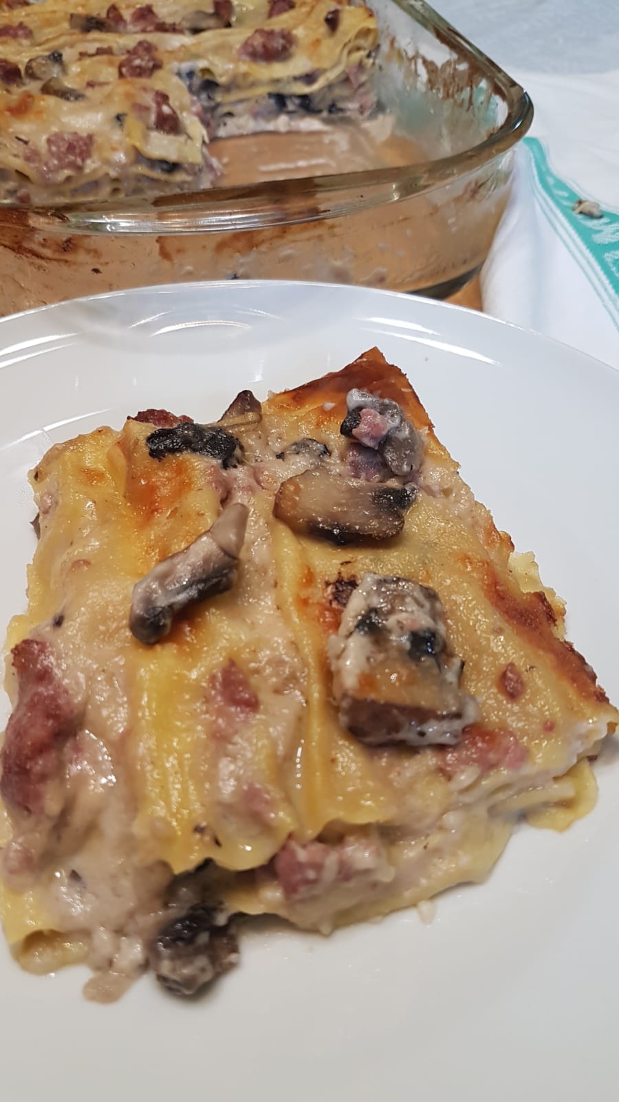 Lasanha de funghi, linguiça com molho bechamel