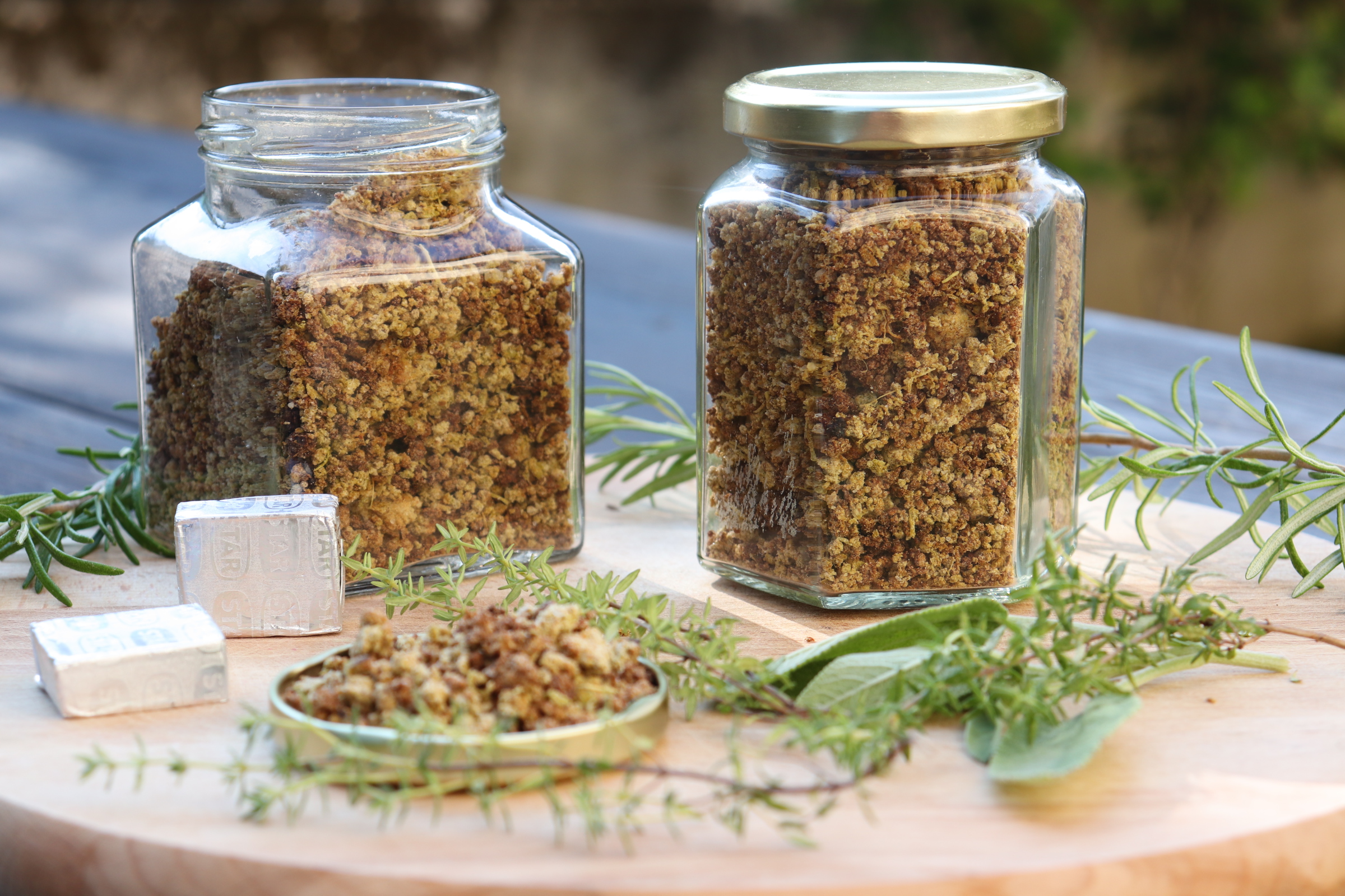 foto ilustrando embalagem contendo caldo de carne seco